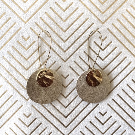 Boucles d'oreille en cuir recyclé doré et métal doré à l'or fin - Dormeuses ultra-légères et élégantes