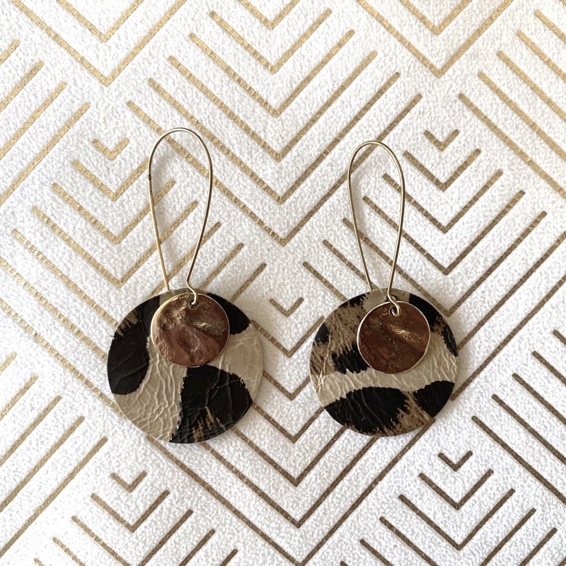 Boucles d'oreille en cuir recyclé léopard et métal doré à l'or fin - Dormeuses ultra-légères et élégantes
