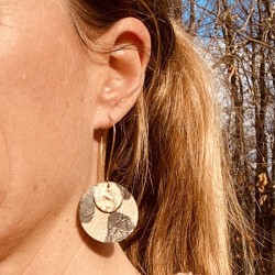 Boucles d'oreille en cuir recyclé léopard et métal doré à l'or fin - Dormeuses ultra-légères et élégantes