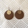 Boucles d'oreille en cuir recyclé camel et métal doré à l'or fin - ultra-légères et élégantes