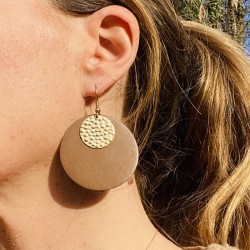 Boucles d'oreille en cuir recyclé camel et métal doré à l'or fin - ultra-légères et élégantes