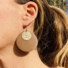 Boucles d'oreille en cuir recyclé camel et métal doré à l'or fin - ultra-légères et élégantes