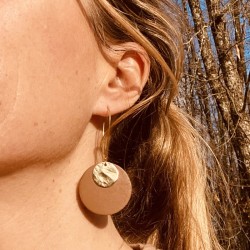 Boucles d'oreille en cuir recyclé camel et métal doré à l'or fin - Dormeuses ultra-légères et élégantes