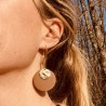 Boucles d'oreille en cuir recyclé camel et métal doré à l'or fin - Dormeuses ultra-légères et élégantes
