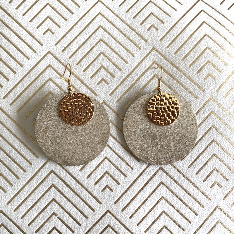 Boucles d'oreille en cuir recyclé doré et métal doré à l'or fin - ultra-légères et élégantes