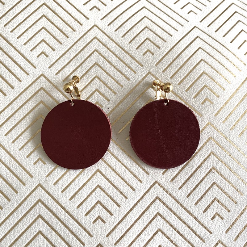 Boucles d'oreille clip en cuir recyclé bordeaux et métal doré à l'or fin - ultra-légères et élégantes