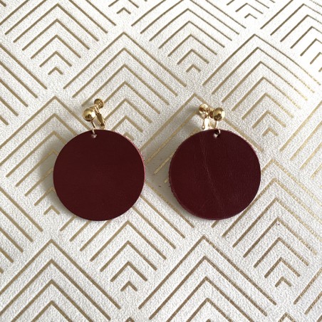 Boucles d'oreille clip en cuir recyclé bordeaux et métal doré à l'or fin - ultra-légères et élégantes