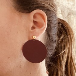 Boucles d'oreille clip en cuir recyclé bordeaux et métal doré à l'or fin - ultra-légères et élégantes