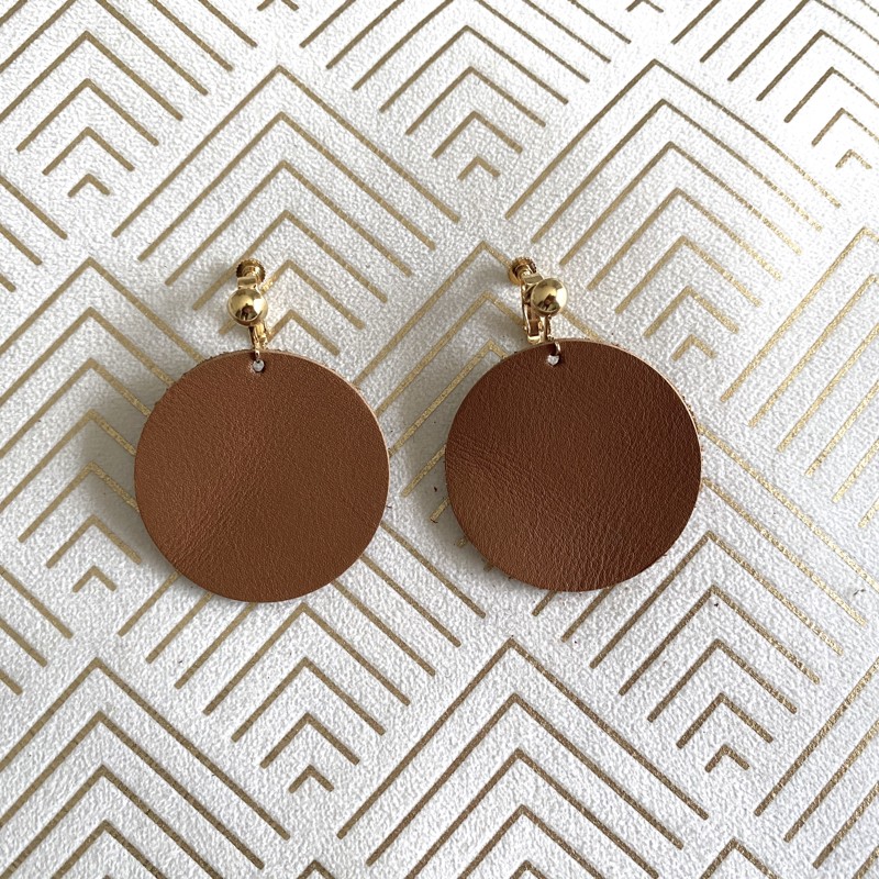 Boucles d'oreille clip en cuir recyclé camel et métal doré à l'or fin - ultra-légères et élégantes