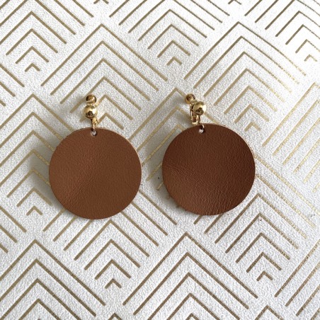 Boucles d'oreille clip en cuir recyclé camel et métal doré à l'or fin - ultra-légères et élégantes