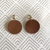 Boucles d'oreille clip en cuir recyclé camel et métal doré à l'or fin - ultra-légères et élégantes