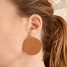 Boucles d'oreille clip en cuir recyclé camel et métal doré à l'or fin - ultra-légères et élégantes