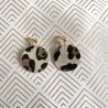 Boucles d'oreille clip en cuir recyclé léopard et métal doré à l'or fin - ultra-légères et élégantes