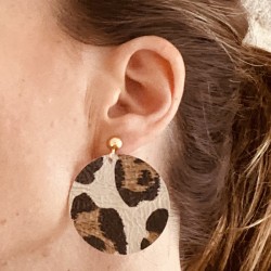 Boucles d'oreille clip en cuir recyclé léopard et métal doré à l'or fin - ultra-légères et élégantes