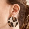 Boucles d'oreille clip en cuir recyclé léopard et métal doré à l'or fin - ultra-légères et élégantes